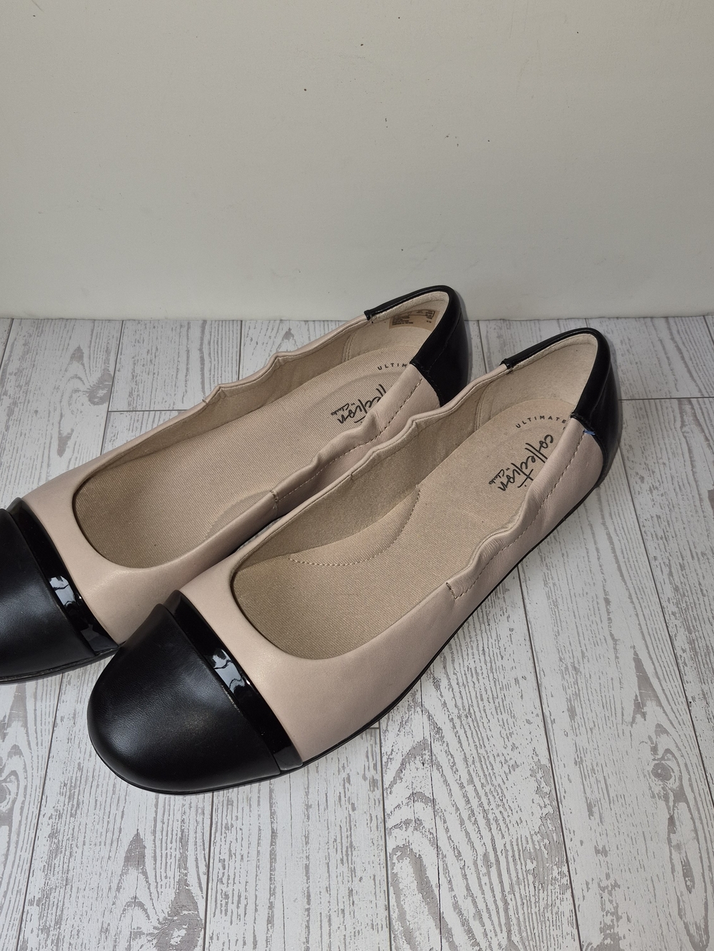 Clarks Two-Tone Beige and Black Leather Ballet Flats - 11W